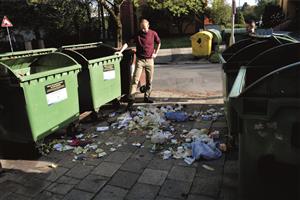 Kopřivnický odpadový fantom se neváhá pro materiál nahnout hluboko do kontejneru na směsný komunální odpad. Jeho řádění bylo zaznamenáno po celém městě. FOTO: DAVID MACHÁČEK