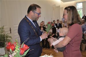 V minulém týdnu proběhlo v Ringhofferově vile vítání nových občánků Kopřivnice. Tentokrát obřad vedl místostarosta David Monsport. FOTO: DANA HOĎÁKOVÁ