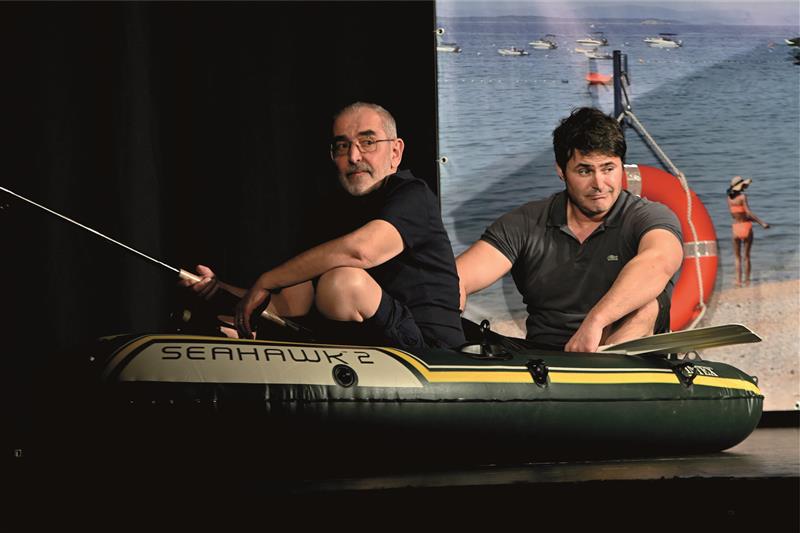 Ivo Šmoldas a Miroslav Šimůnek bavili kopřivnické publikum v úterý 16. dubna komedií Všechno je dovoleno. FOTO: DAVID MACHÁČEK