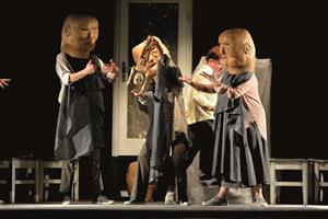 Jedno z vizuálně nejzajímavějších představení letošního 38. ročníku Divadelní přehlídky Kopřiva byla inscenace Príbehy stien bratislavského Bábkového divadla. FOTO: DAVID MACHÁČEK