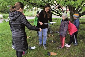 V pátek se v sadu E. Beneše konala akce s názvem Volání Země, ve které čekaly na soutěžní týmy z prvního stupně základních škol úkoly, pomocí kterých měly oživit planetu. FOTO: DANA HOĎÁKOVÁ