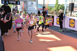 Do Kopřivnice opět po roce zavítal největší rodinný seriál v ČR – RunTour. Mezi hvězdy kopřivnické RunTour patřila teprve jedenáctiletá Martina Chudová s číslem 8006 (Atletika Hostivař), která vyhrála v tomto běhu dětí na 1 km a poté zvítězila i v ženské 