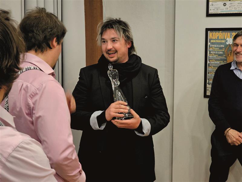 Polský divadelník Mateusz Nowak neskrýval radost ze zisku trofeje za divácky nejúspěšnější titul Kopřivy 2024.