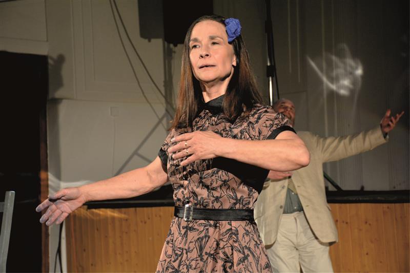 Herečka Lenka Kucharská Sedláčková v titulní roli dramatu Molly Sweeney, které vysloužilo ostravskému Studiu G cenu pořadatelů Kopřivy. FOTO: DAVID MACHÁČEK