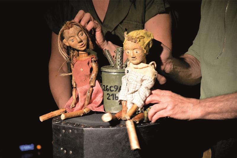 Inscenace Plechová Mína z repertoáru slovenského Divadla PIKI byla k vidění v prostorách muzea nákladních automobilů.