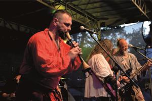 Před zapálením hranice se symbolickou čarodějnicí bavila návštěvníky Filipojakubské noci kapela Clamortis kombinující historické texty a nápěvy s rockovou hudbou. FOTO: D. MACHÁČEK