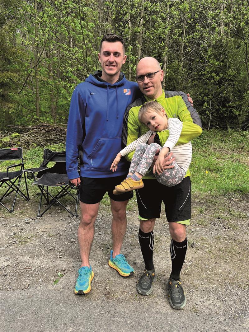 Lukáš a Robert Bukovjanové se čtyřletou Gretkou, pro kterou zorganizovali Everesting. FOTO: ARCHIV SPORTOVCŮ