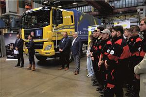 Slavnostním uvedením do provozu vyvrcholil na konci minulého týdne projekt Tatra do škol, v rámci kterého si zdejší průmyslovka za pomoci vlastních žáků postavila nové unikátní výukové vozidlo pro svou autoškolu. FOTO: DAVID MACHÁČEK