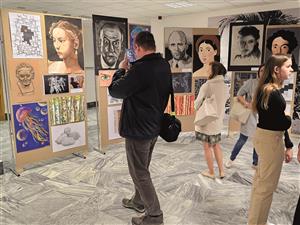 Práce letošních absolventů výtvarného oboru ZUŠ Z. Buriana budou ve vestibulu radnice k vidění ještě víc než týden. FOTO: DAVID MACHÁČEK