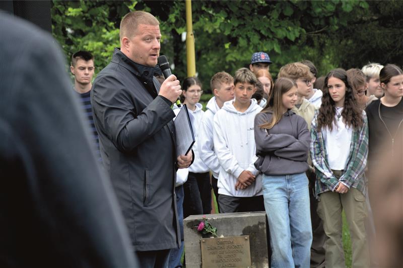 Kopřivnický starosta Adam Hanus hovoří k účastníkům pietního setkání u příležitosti Dne vítězství. Většinu účastníků tvořili žáci vyšších ročníků zdejších základních škol. FOTO: D. MACHÁČEK