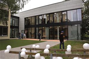 Po deseti letech od prvních úvah se ZŠ a MŠ Motýlek dočkala moderní přístavby. V dvoupodlažní dřevostavbě, propojené s původní budovou proskleným krčkem, se našel prostor pro speciální učebny, které škole chyběly. FOTO: DAVID MACHÁČEK