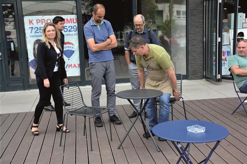 Před vynucenou výměnou jednotného mobiliáře v centru byla volba zahradního nábytku konzultována s provozovateli zahrádek. FOTO: DAVID MACHÁČEK