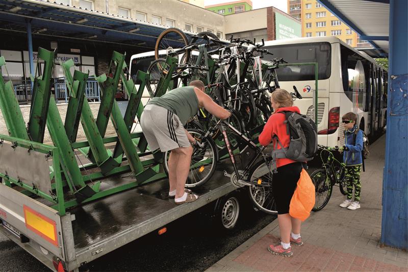 Nedělní společná vyjížďka zástupců několika měst do Beskyd měla především propagovat služby cyklobusu, jehož provoz radnice společně financují. FOTO: DAVID MACHÁČEK