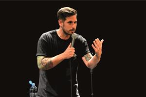 Slovenský stand-up komik Jakub „Zitron” Ťapák bavil velký sál kulturního domu především černým humorem. FOTO: DAVID MACHÁČEK