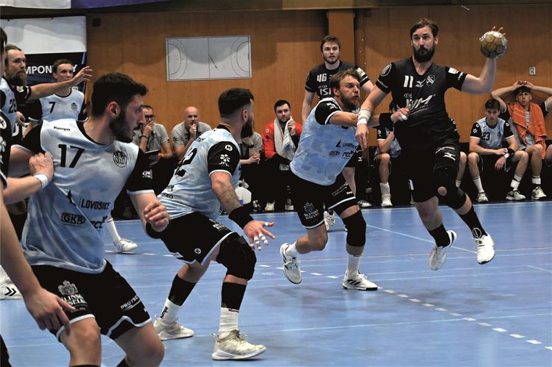 Ve druhém souboji o bronz se po více než pěti měsících v soutěžním zápase v dresu Kopřivnice objevil Zdeněk Čadra (č. 11 s míčem) a byl to návrat vítězný. FOTO: MAREK HAVRAN