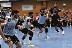 Ve druhém souboji o bronz se po více než pěti měsících v soutěžním zápase v dresu Kopřivnice objevil Zdeněk Čadra (č. 11 s míčem) a byl to návrat vítězný. FOTO: MAREK HAVRAN