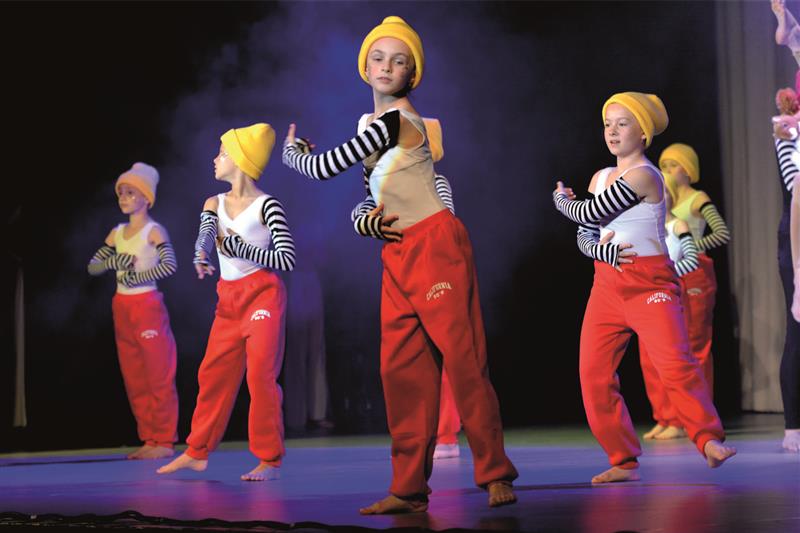 Součástí programu Tanečního koncertu bylo i vystoupení Umpalumpové připravené žáky 2. a 3. ročníku. FOTO: DAVID MACHÁČEK