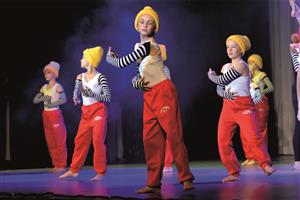 Součástí programu Tanečního koncertu bylo i vystoupení Umpalumpové připravené žáky 2. a 3. ročníku. FOTO: DAVID MACHÁČEK