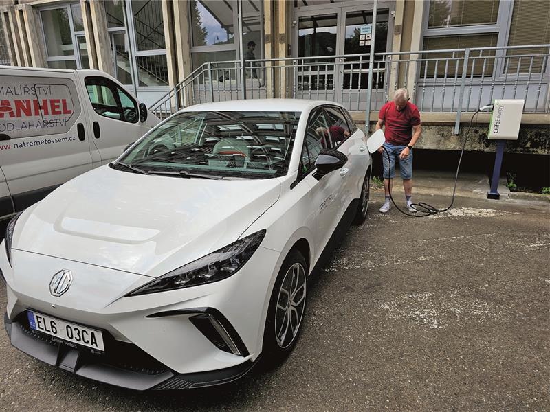 Pořízení služebního elektromobilu i neveřejné nabíjecí stanice kopřivnický městský úřad částečně financoval z dotace. FOTO: DAVID MACHÁČEK