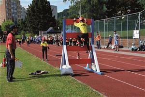 Člen vítězného týmu Hájov při zdolávání první překážky v soutěži CTIF na 400 metrů na okresním kole soutěže Plamen, která se konala na hřišti ZŠ a MŠ 17. listopadu. FOTO: DANA HOĎÁKOVÁ