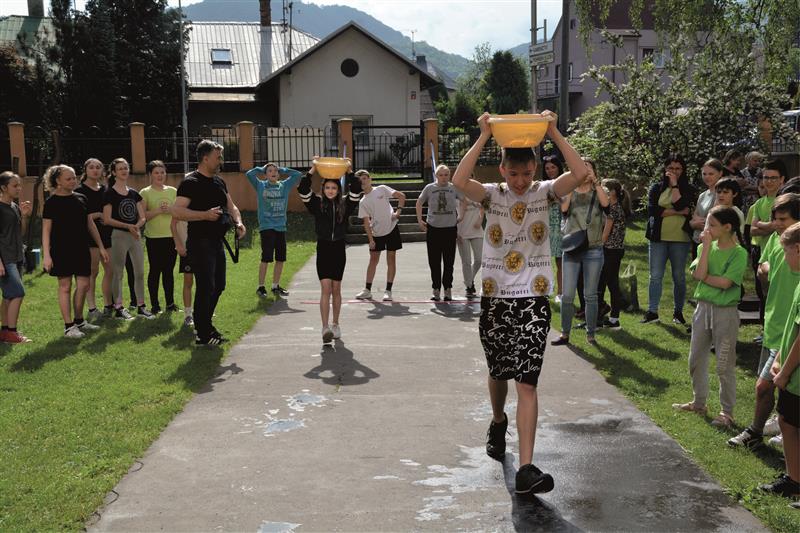 První soutěžní disciplínou Fairtradové seznamky, která proběhla ve škole Floriána Bayera, bylo nošení vody. FOTO: DANA HOĎÁKOVÁ