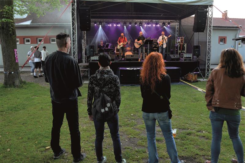 Závišický hudební festival Mezi stromy si letos zahrál organizátorskou ruletu s počasím. Lidé si přesto program včetně vystoupení kapely Rotující kedluben užili. FOTO: DAVID MACHÁČEK