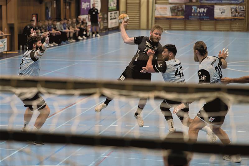 Házenkáři Kopřivnice (tmavší dresy, na gólmana Lovosic pálí Martin Střelec) bojovali ve čtvrtém zápase série o bronz jako lvi, ale s Lovosicemi těsně padli a skončili v extralize čtvrtí. FOTO: IVAN PILÁT