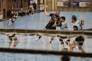 Házenkáři Kopřivnice (tmavší dresy, na gólmana Lovosic pálí Martin Střelec) bojovali ve čtvrtém zápase série o bronz jako lvi, ale s Lovosicemi těsně padli a skončili v extralize čtvrtí. FOTO: IVAN PILÁT