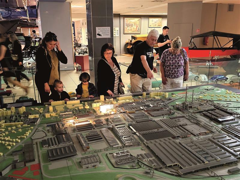 Víc než šest stovek lidí využilo minulý pátek zapojení muzea osobních automobilů do Festivalu muzejních nocí. Podobnou příležitost budou mít v pátek 7. června i v Muzeu nákladních automobilů Tatra.  FOTO: DAVID MACHÁČEK