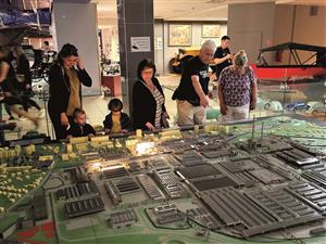 Víc než šest stovek lidí využilo minulý pátek zapojení muzea osobních automobilů do Festivalu muzejních nocí. Podobnou příležitost budou mít v pátek 7. června i v Muzeu nákladních automobilů Tatra.  FOTO: DAVID MACHÁČEK