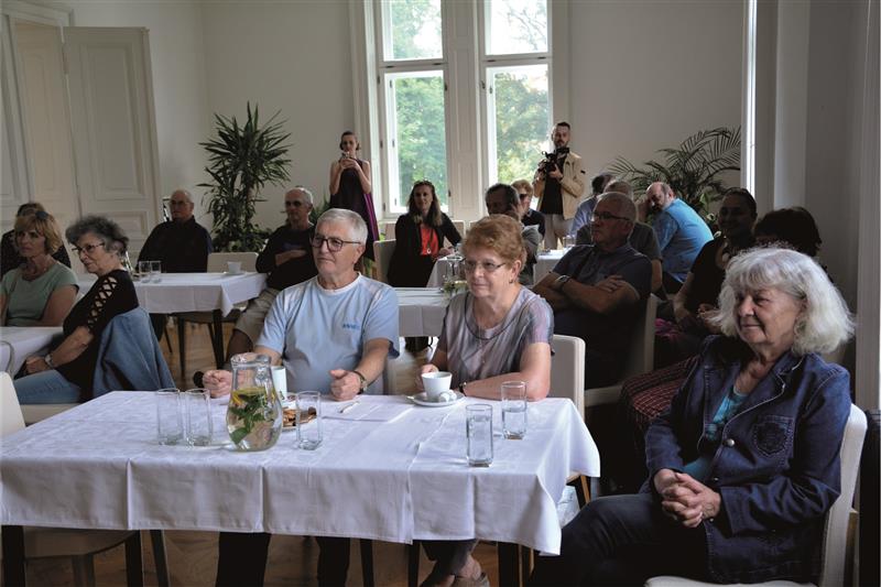 Na kafe s vedením radnice přišly do Ringhofferovy vily tři desítky občanů, kteří se doptávali na věci, jež je zajímají. FOTO: DANA HOĎÁKOVÁ