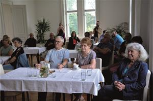 Na kafe s vedením radnice přišly do Ringhofferovy vily tři desítky občanů, kteří se doptávali na věci, jež je zajímají. FOTO: DANA HOĎÁKOVÁ