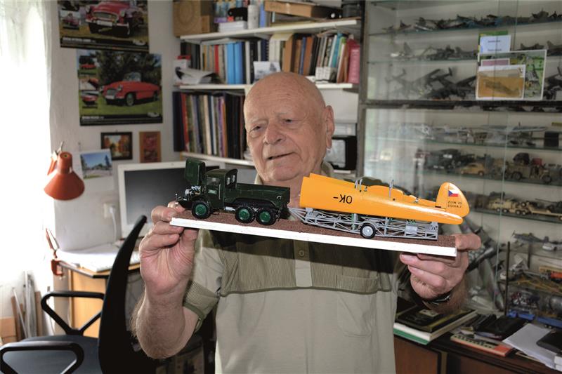 Václav Langer přijal minulý týden gratulace vedení města ke svému životnímu jubileu a zároveň umožnil hostům nahlédnout do své modelářské dílny. FOTO: DAVID MACHÁČEK
