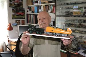 Václav Langer přijal minulý týden gratulace vedení města ke svému životnímu jubileu a zároveň umožnil hostům nahlédnout do své modelářské dílny. FOTO: DAVID MACHÁČEK