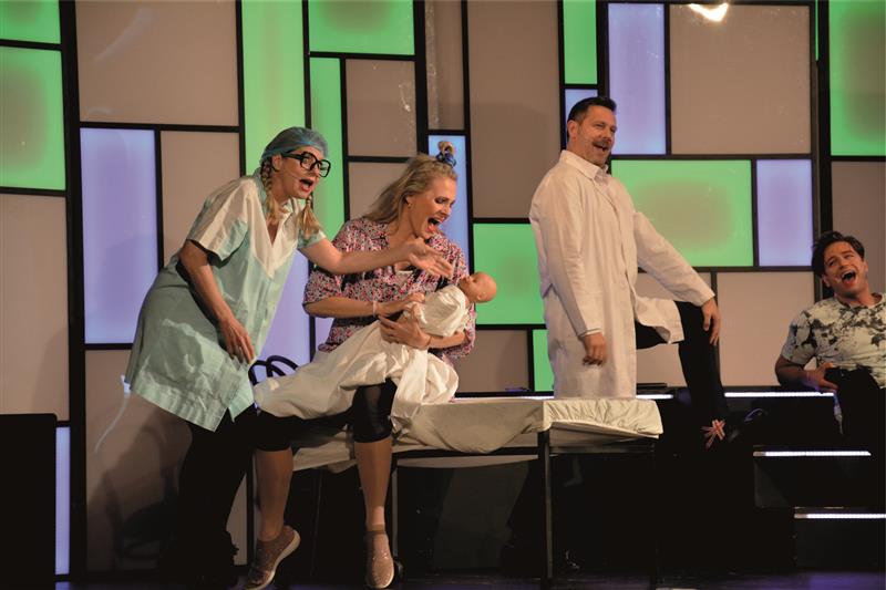 Minulou neděli patřilo jeviště kulturního domu ztřeštěné hudební komedii Zlatíčka v podání Sabiny Laurinové, Michaely Badinkové, Michala Slaného a Milana Peroutky. FOTO: D. MACHÁČEK