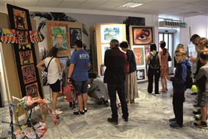 Vybrané práce oceněné v rámci 15. ročníku výtvarné soutěže Svět pohádek, dobrodružství a fantazie, pořádané na počest Zdeňka Buriana, je možné až do 21. června vidět ve vestibulu radnice.  FOTO: DAVID MACHÁČEK