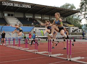 Na letním stadionu Emila Zátopka bojovalo v pětiboji bezmála devadesát mladých atletek ze šesti oddílů Moravskoslezského kraje. FOTO: RADEK CHVISTEK