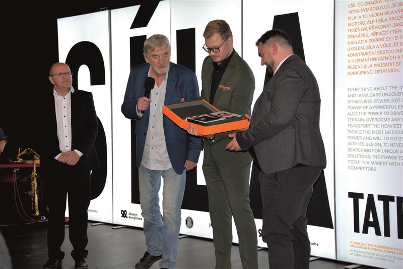 Kmotrem výpravné knihy Síla Tatra byl herec Vladimír Kratina. Na snímku je společně s autory textu i grafického pojetí. FOTO: DAVID MACHÁČEK