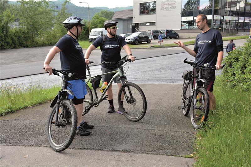 Členové vedení města v minulém týdnu absolvovali obhlídku některých aktuálních investic v Kopřivnici ze sedel jízdních kol. FOTO: DAVID MACHÁČEK