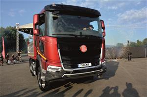 Představení druhé generace Tatry Phoenix se odehrálo na zkušebním polygonu. Samotné prezentaci vozu předcházela bombastická show. FOTO: DAVID MACHÁČEK