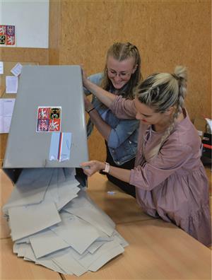 Sčítání hlasů začalo po uzavření volebních místností. Na výsledky ale lidé čekali do nedělní noci. FOTO: DAVID MACHÁČEK