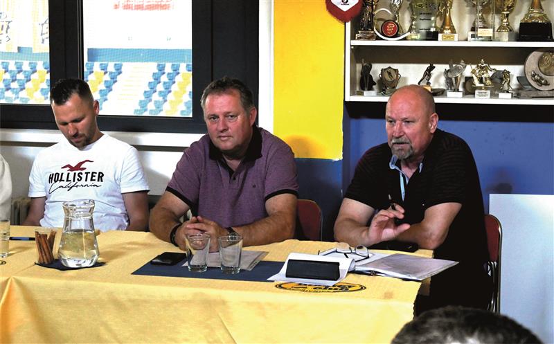 Na snímku ze setkání s fanoušky jsou (zleva) nový trenér hokejistů Josef Doboš, manažer klubu Jaroslav Hrubý a hrající sportovní manažer Ondřej Sluštík. FOTO: M. HAVRAN