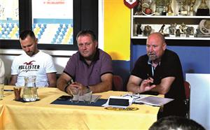 Na snímku ze setkání s fanoušky jsou (zleva) nový trenér hokejistů Josef Doboš, manažer klubu Jaroslav Hrubý a hrající sportovní manažer Ondřej Sluštík. FOTO: M. HAVRAN