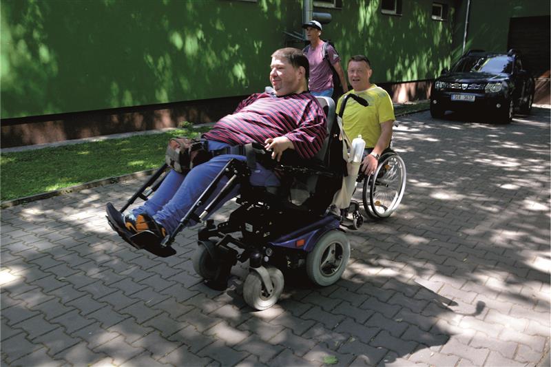 V rámci her zdravotně handicapovaných proběhla i soutěž lidí na vozících, kteří na nich absolvovali okruh kolem školy. FOTO: DANA HOĎÁKOVÁ