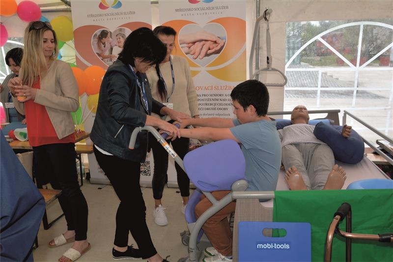 V rámci 30. výročí oslav Střediska sociálních služeb města Kopřivnice se v centru města prezentovaly všechny organizace, které pomáhají občanům Kopřivnice. FOTO: DANA HOĎÁKOVÁ