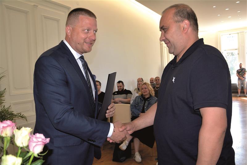 V minulém týdnu proběhlo v Ringhofferově vile oceňování bezplatných dárců krve či plazmy. Tomáš Růža dosáhl vloni úctyhodného počtu odběrů, a to 320. FOTO: DANA HOĎÁKOVÁ