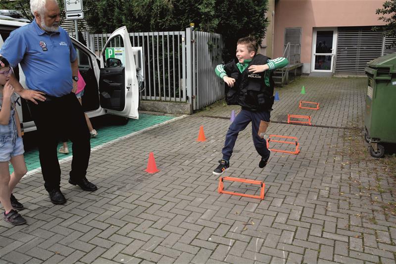 V úterý 11. června slavili v ZŠ a MŠ Motýlek Den dětí. Její klienti si mohli prohlédnout služební vůz městské policie a jejich výstroj. Od strážníků navíc obdrželi i drobné dárky. FOTO: D. HOĎÁKOVÁ