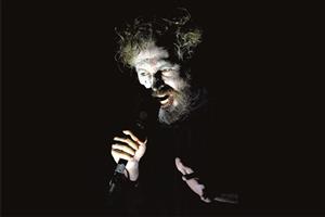 V pondělí 24. června vystoupí v Galerii Galaxie americký experimentální hudebník a performer Andy The Doorbum. Předskakovat mu budou Všetuly sfinx. FOTO: DAVID MACHÁČEK