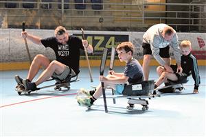 Malí i velcí fanoušci si ve čtvrtečním odpoledni mohli na zimáku vyzkoušet spoustu hokejových i parahokejových aktivit, včetně jízdy na parahokejových ‘saních’. FOTO: MAREK HAVRAN
