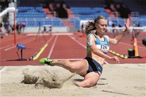 Jednu ze dvou zlatých medailí pro AKEZ ve Vítkovicích získala Anna Marie Chalupová, která skočila krásných 591 cm a je novou dorosteneckou mistryní ČR. FOTO: TOMÁŠ BŘESKÝ